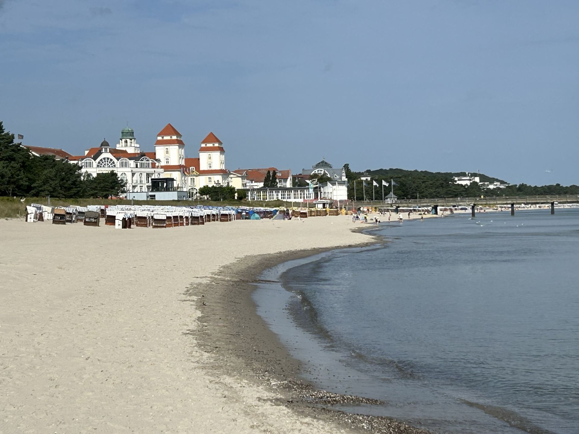 Strand und Seebrücke von Binz mit Strandkörben