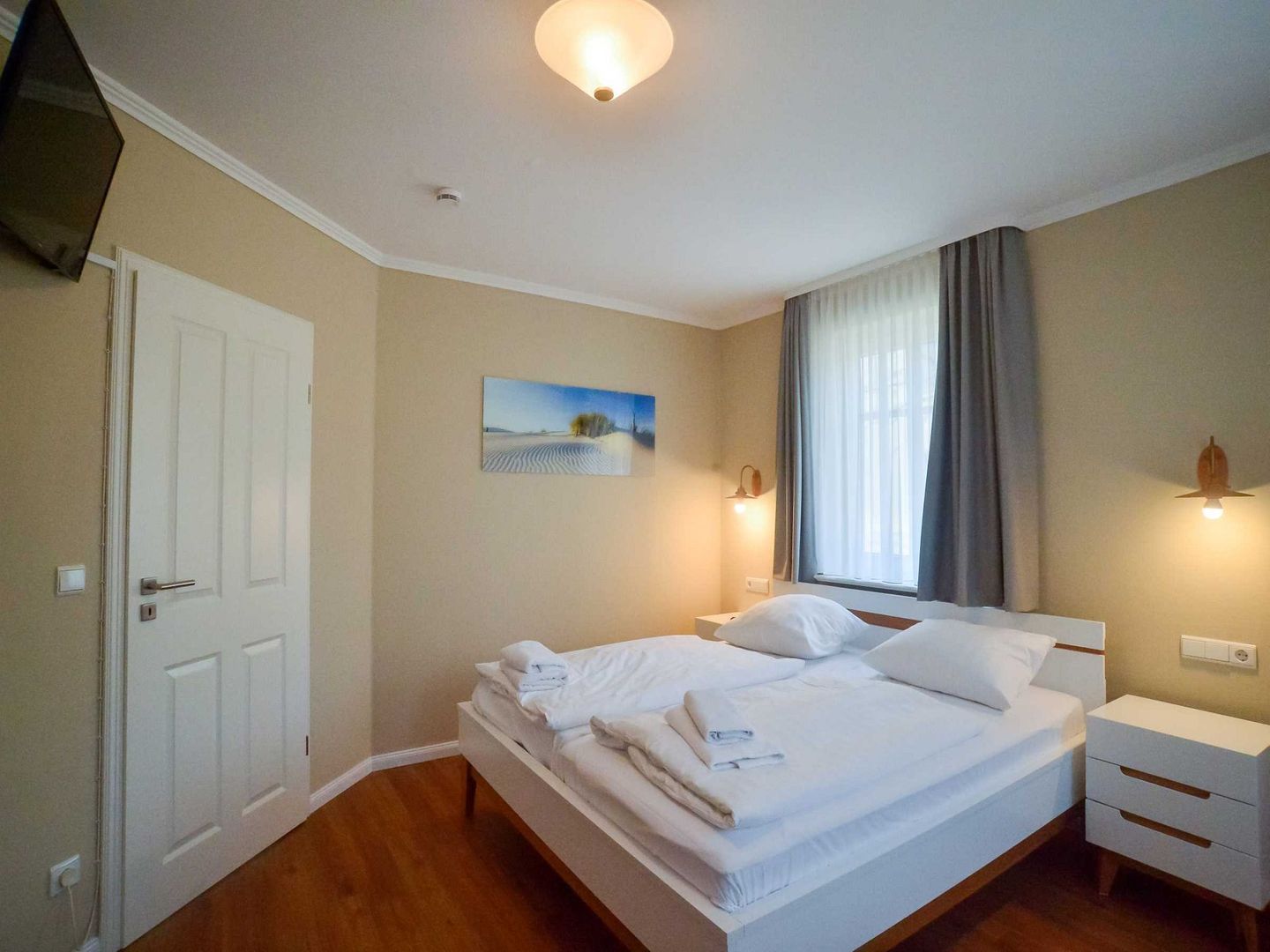 Zweites Schlafzimmer mit Doppelbett und TV