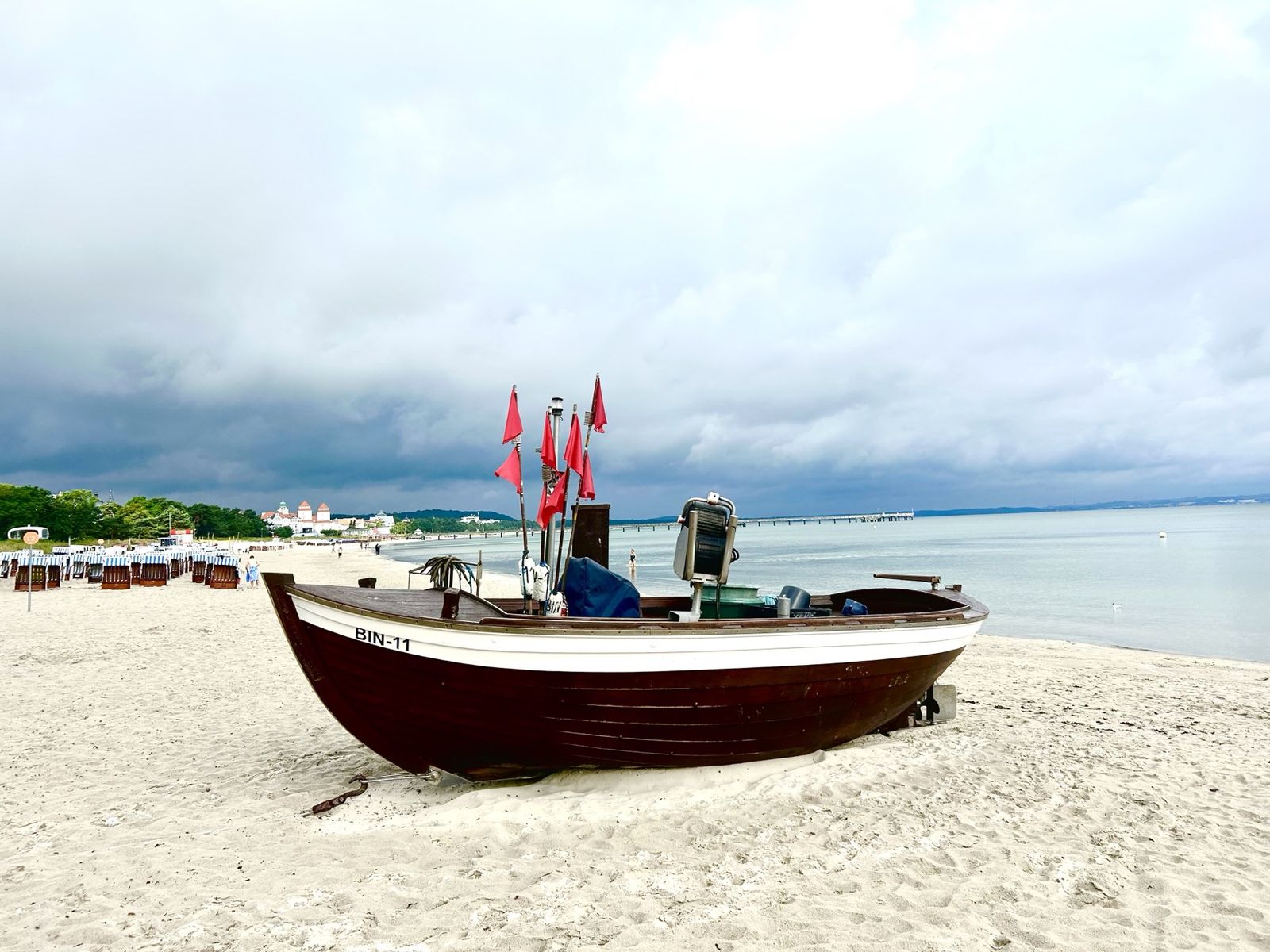 Traditionelles Fischerboot am Strand von Binz